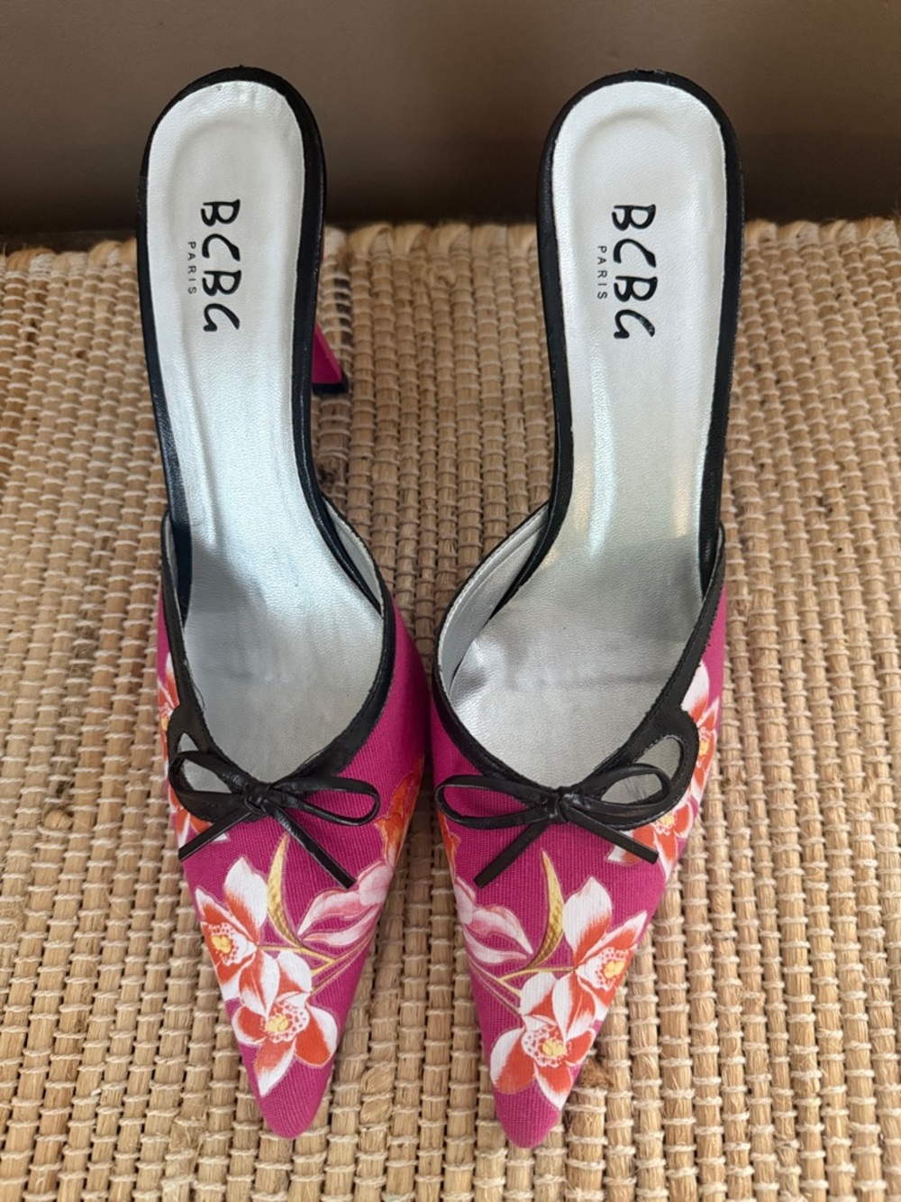 BCBG Paris Fuchsia Hot Pink Floral Pointed Mule Heels Women’s Size 8.5 Y2K - Picture 2 of 8